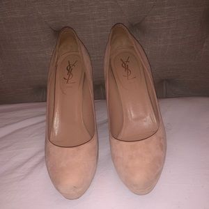 Suede Yves Saint Laurent pumps.